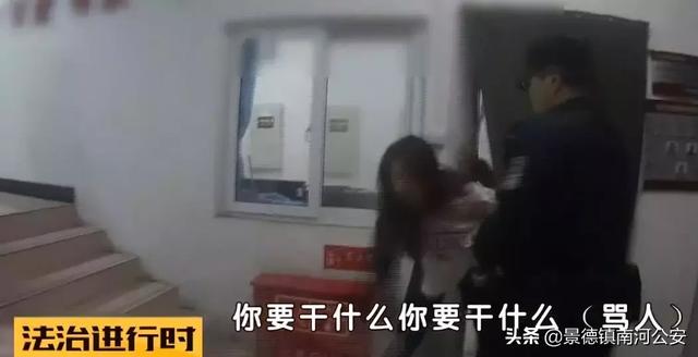 女学生狂咬北京警察，既然在学校不能好好受教育，那只能由人民警察帮助教育了